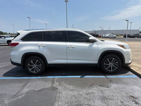 Used 2019 Toyota Highlander XLE AWD/4WD image 3
