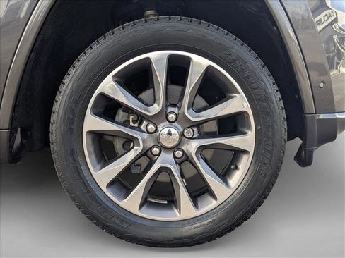 Used 2017 Jeep Grand Cherokee Overland w/ Jeep Active Safety Group image 26