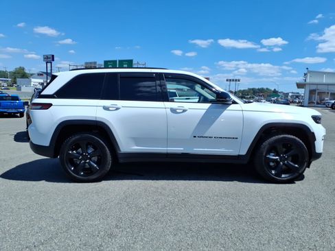 Used 2023 Jeep Grand Cherokee Limited w/ Black Appearance Package AWD/4WD image 7