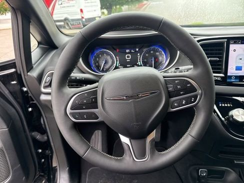Used 2025 Chrysler Pacifica Select FWD image 28