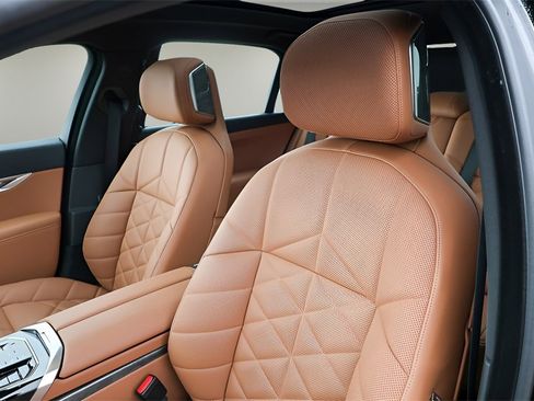 Used 2025 BMW 740i 740i w/ Premium Package image 10