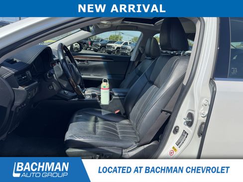 Used 2016 Lexus ES 300h w/ Luxury Package w/Wood Trim FWD image 6
