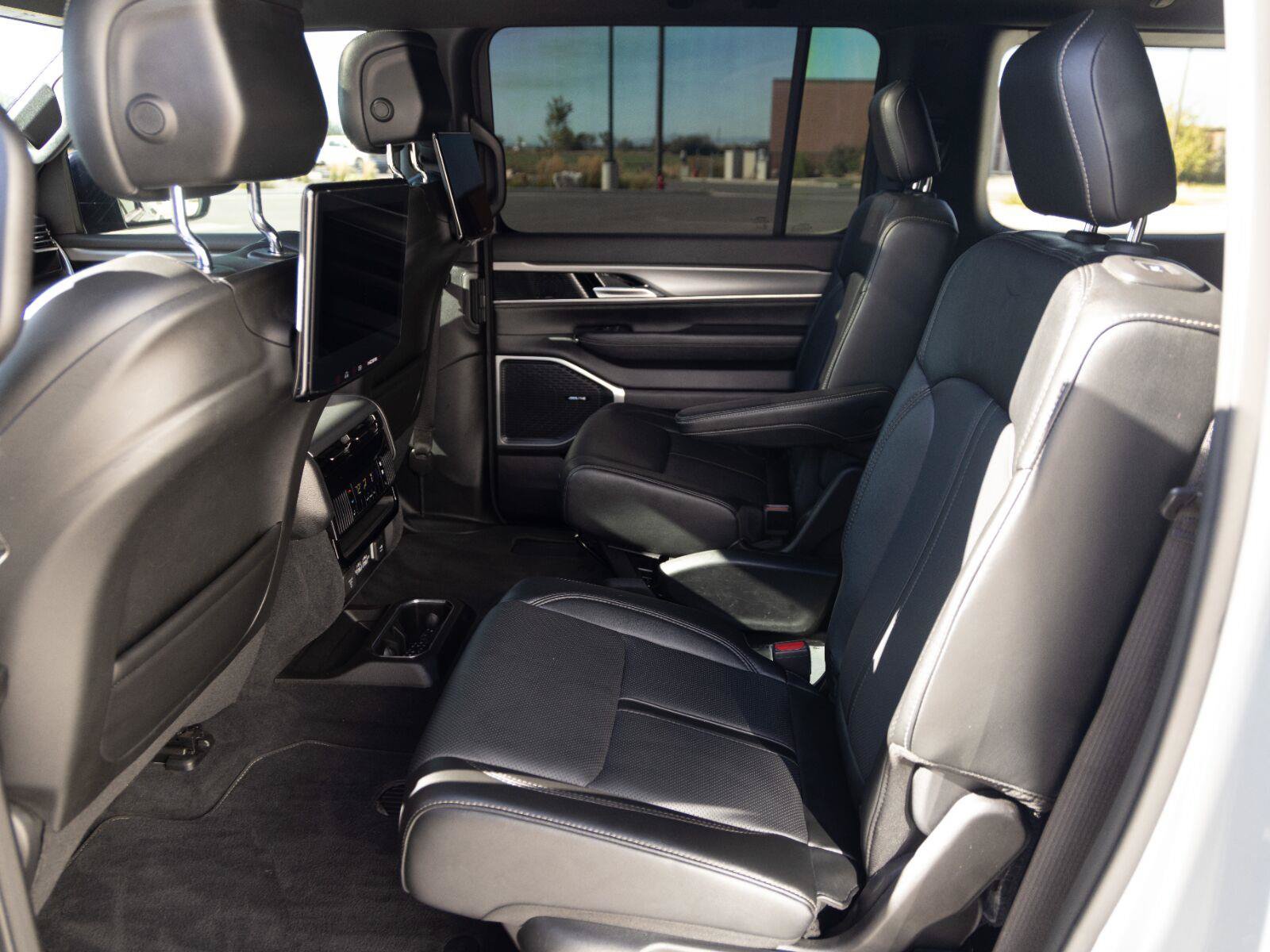 Used 2023 Jeep Wagoneer Series II AWD/4WD image 25