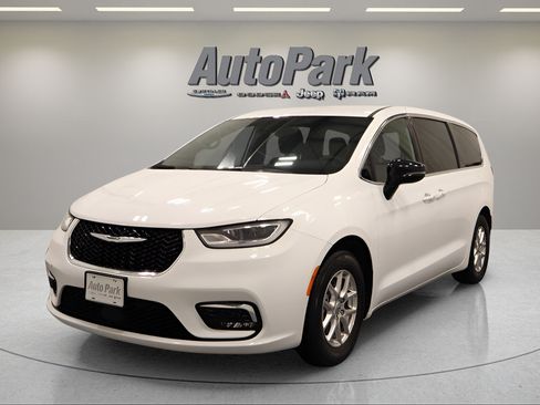 Used 2025 Chrysler Pacifica Select FWD image 6