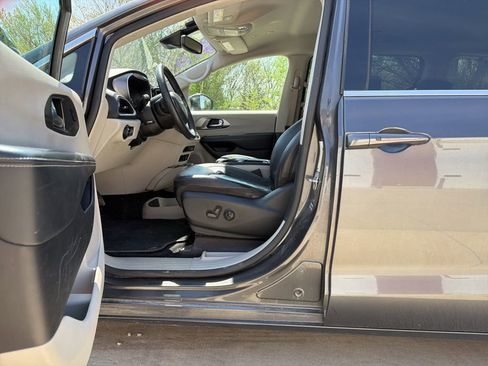 Used 2022 Chrysler Pacifica Touring-L image 9