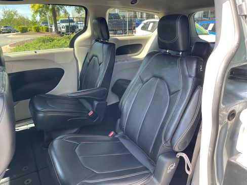Used 2024 Chrysler Pacifica Touring-L image 7