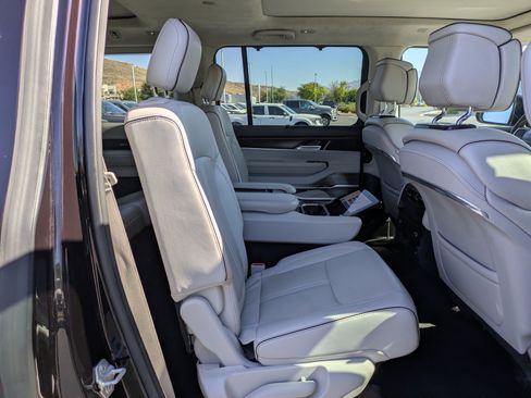 Used 2023 Jeep Grand Wagoneer Series II AWD/4WD image 32