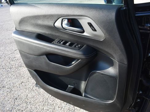 Used 2025 Chrysler Pacifica Select FWD image 36