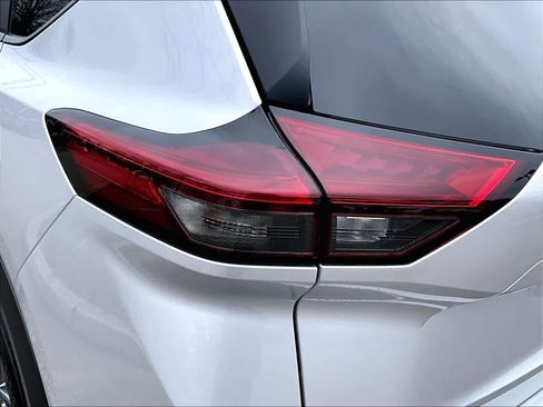 Used 2025 Nissan Rogue S image 32