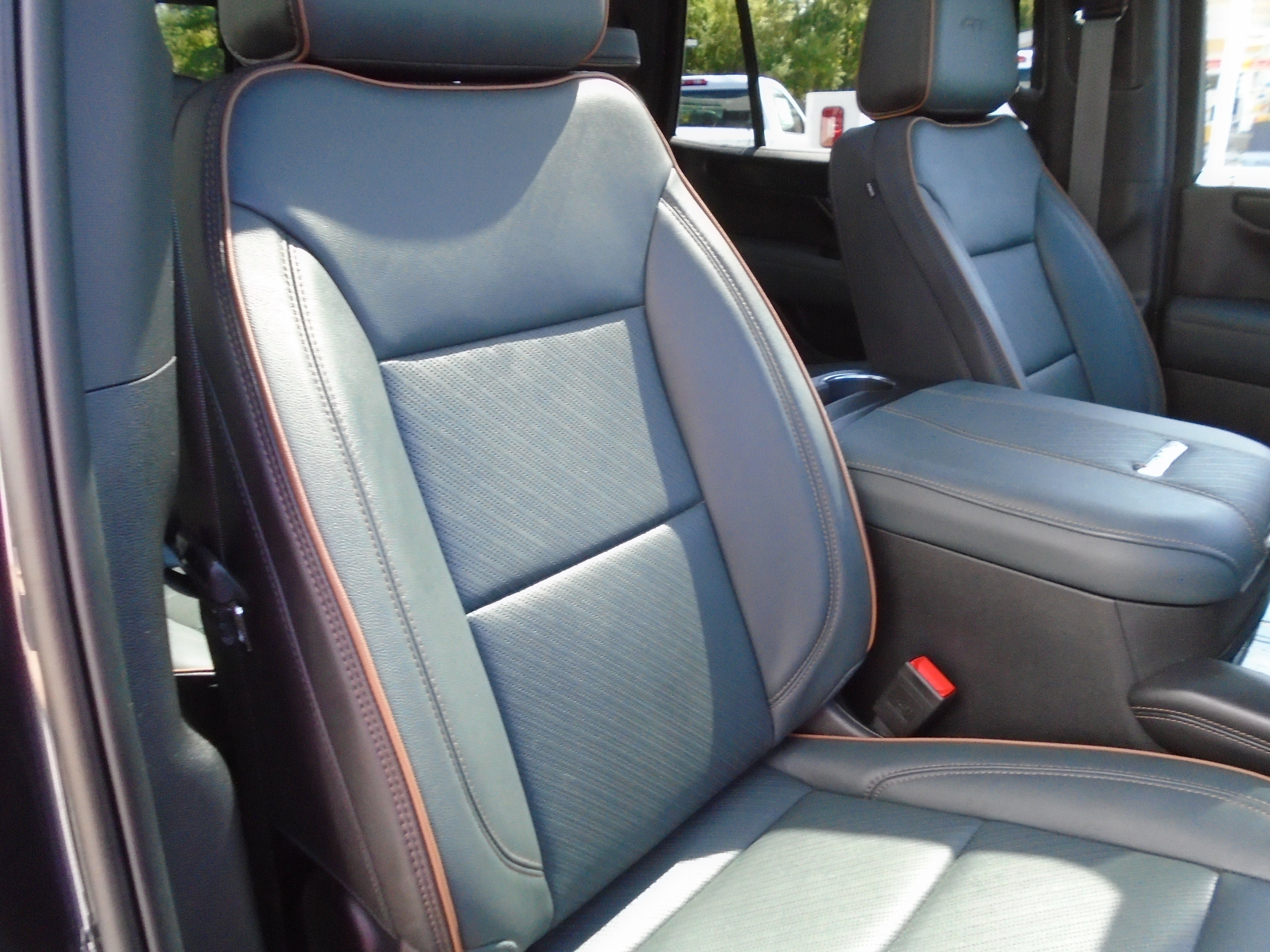 Used 2025 GMC Yukon AT4 AWD/4WD image 33