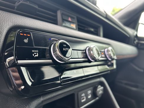 Used 2025 Honda Pilot Sport image 25