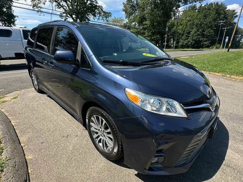 Used 2018 Toyota Sienna XLE Premium FWD image 3