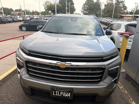 Used 2025 Chevrolet Traverse LT AWD/4WD image 2