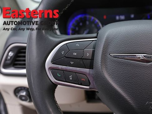 Used 2023 Chrysler Pacifica Touring-L FWD image 15