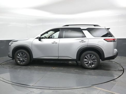 Used 2025 Nissan Pathfinder SV FWD image 8