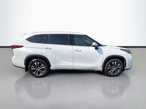 Used 2022 Toyota Highlander XLE AWD/4WD image 8