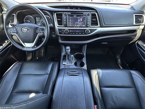 Used 2019 Toyota Highlander XLE image 10