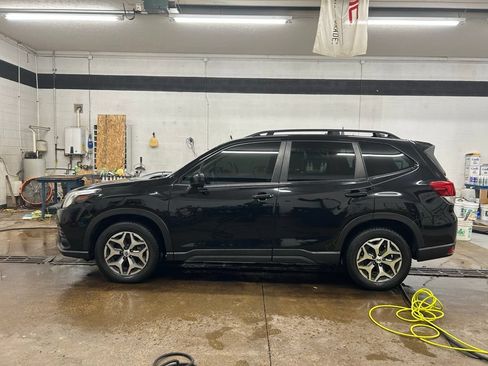 Used 2023 Subaru Forester Premium AWD/4WD image 2
