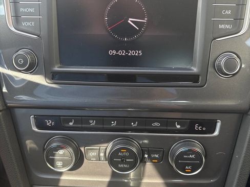 Used 2016 Volkswagen e-Golf SE w/ DC Fast Charging Package image 10