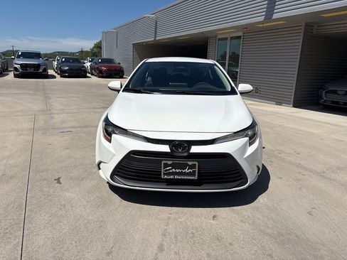 Used 2025 Toyota Corolla LE FWD image 2