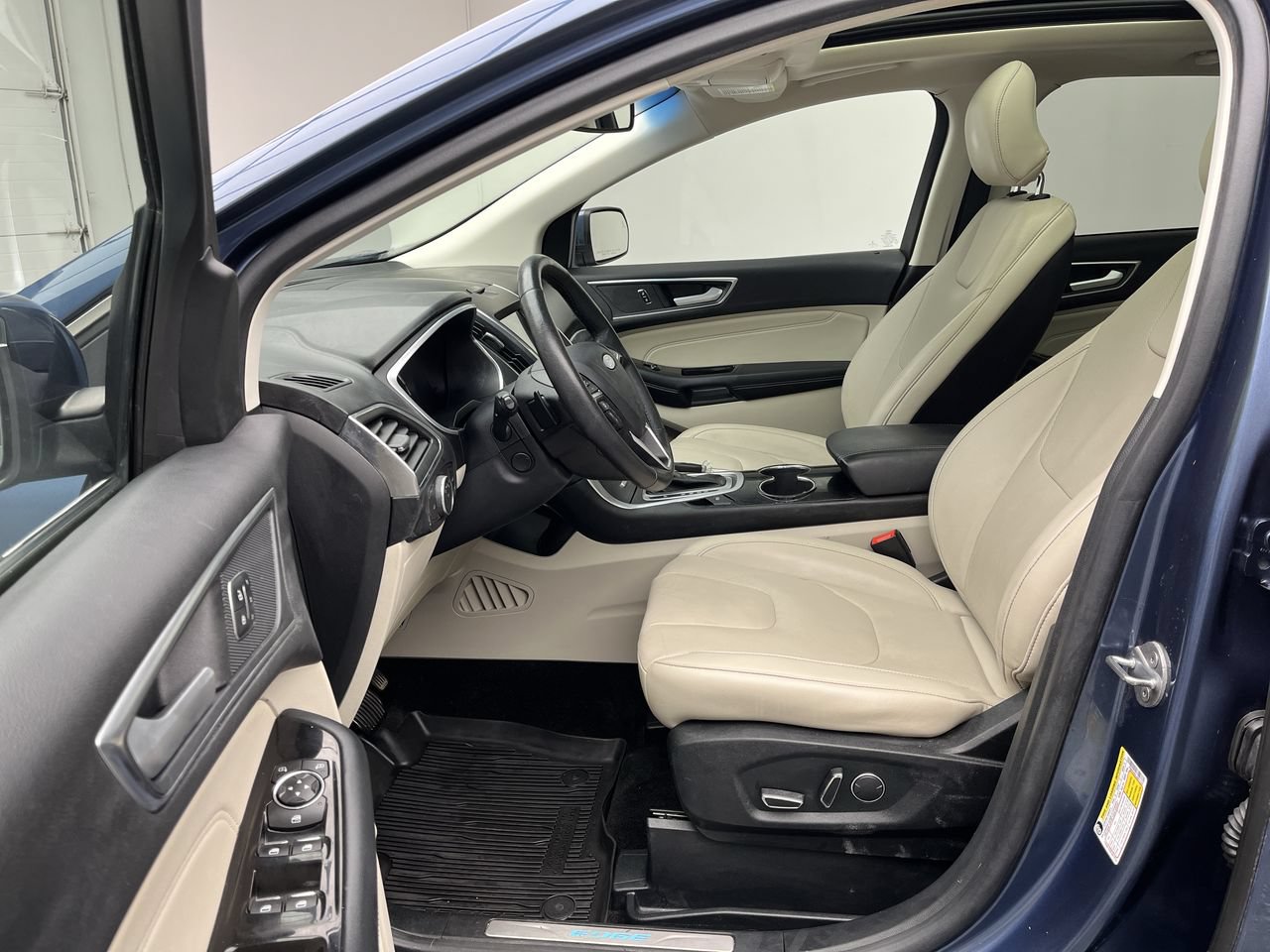 Used 2018 Ford Edge Titanium w/ Equipment Group 302A AWD/4WD image 3