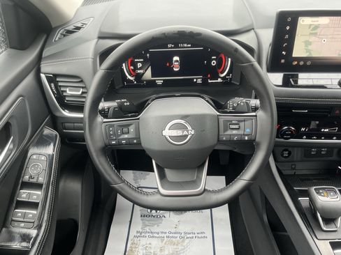 Used 2025 Nissan Rogue SL AWD/4WD image 12