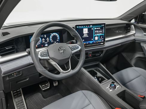 Used 2025 Volkswagen Tiguan SE R-Line image 15