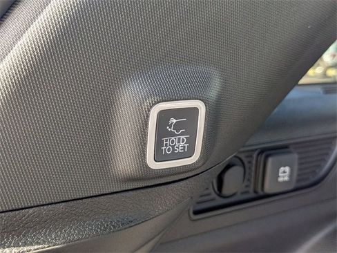 New 2025 Jeep Grand Cherokee Limited w/ Luxury Tech Group II image 32