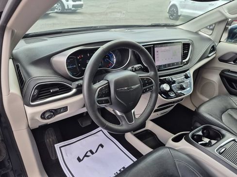 Used 2022 Chrysler Pacifica Touring-L FWD image 10