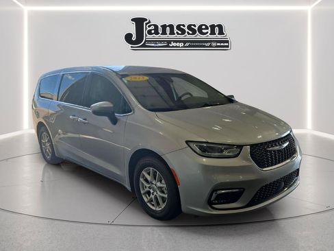 Used 2023 Chrysler Pacifica Touring-L FWD image 6