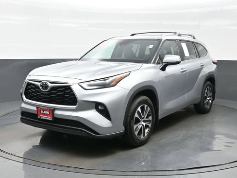 Used 2023 Toyota Highlander XLE AWD/4WD image 2