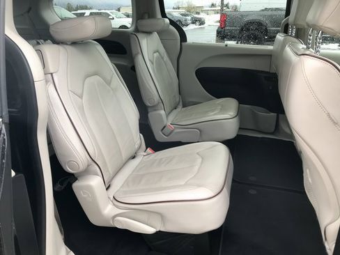 Used 2020 Chrysler Pacifica Limited image 18