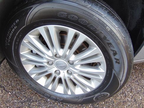 Used 2015 Chrysler Town & Country Touring-L w/ Driver Convenience Group image 28