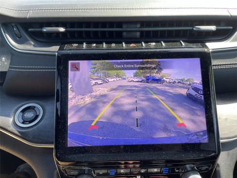 Used 2022 Jeep Grand Cherokee Overland AWD/4WD image 18