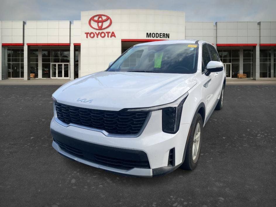 Used 2025 Kia Sorento LX FWD image 2