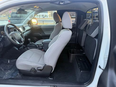 Used 2019 Toyota Tacoma SR w/ SR Convenience Package image 9