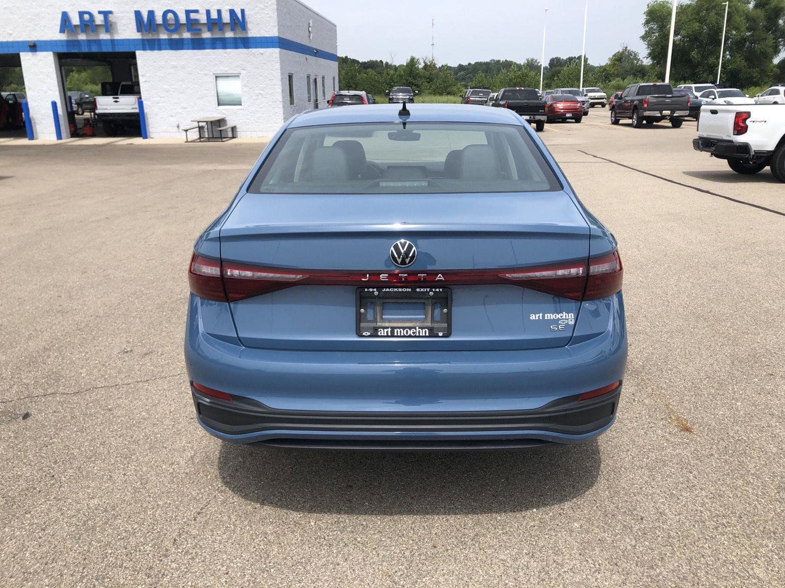 Used 2025 Volkswagen Jetta SE FWD image 4