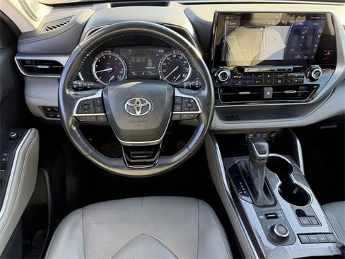Used 2022 Toyota Highlander Platinum image 12