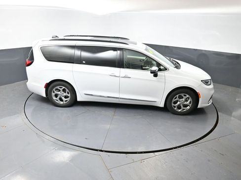 Used 2023 Chrysler Pacifica Limited image 45