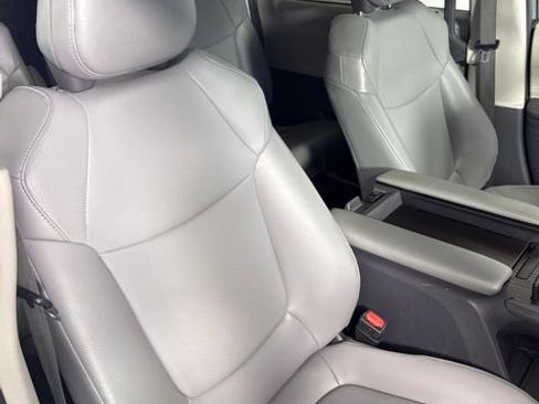 Used 2022 Toyota Sienna XLE FWD image 25