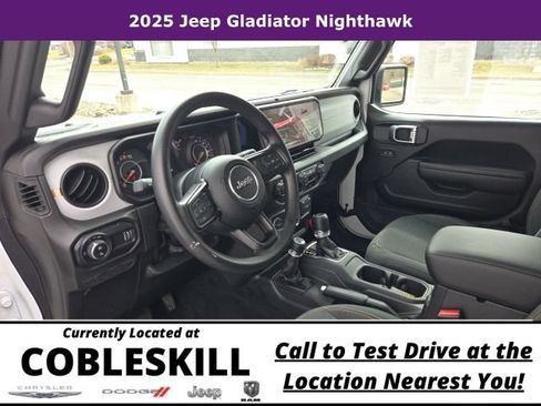 Used 2025 Jeep Gladiator Sport AWD/4WD image 11