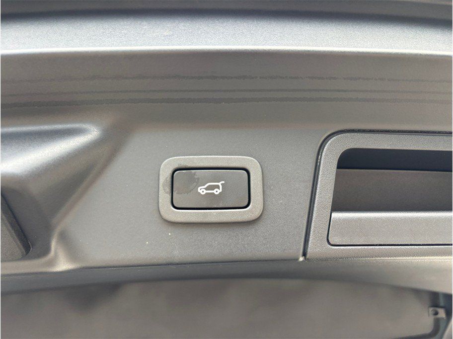 Used 2018 Land Rover Range Rover Velar R-Dynamic SE AWD/4WD image 52