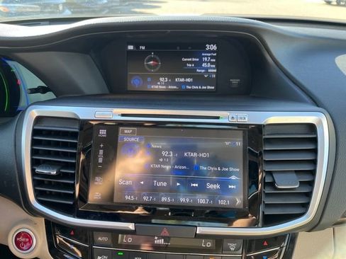 Used 2017 Honda Accord Touring image 8