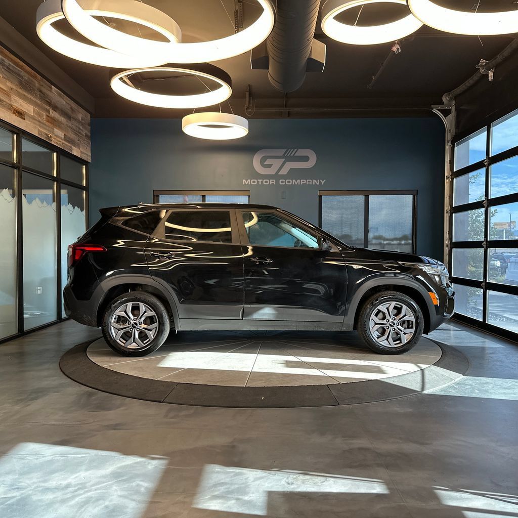Used 2024 Kia Seltos LX AWD/4WD image 2