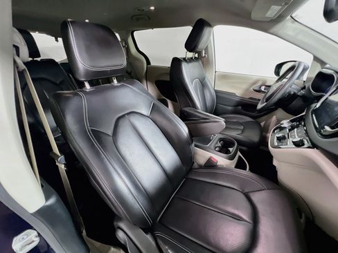 Used 2023 Chrysler Pacifica Touring-L FWD image 30