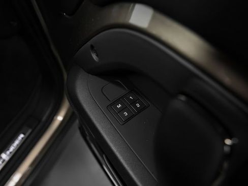 Used 2025 Land Rover Defender 110 image 21