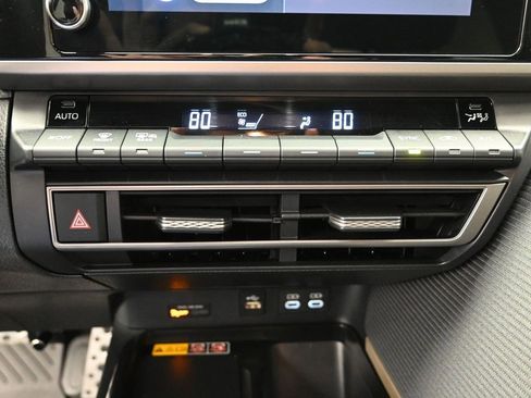 Used 2025 Toyota Camry SE image 18