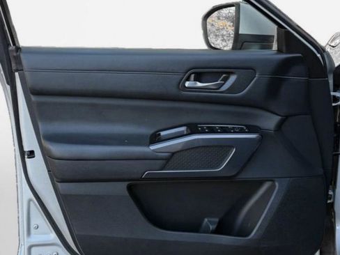 Used 2022 Nissan Pathfinder SL w/ Lighting Package (N92) image 14