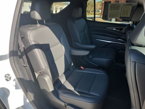 Used 2025 Chevrolet Traverse LT image 42