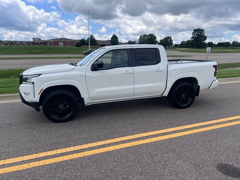 Used 2023 Nissan Frontier SV w/ Midnight Edition Package RWD image 7